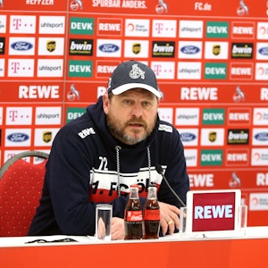 Steffen Baumgart gibt im Geißbockheim eine Pressekonferenz.