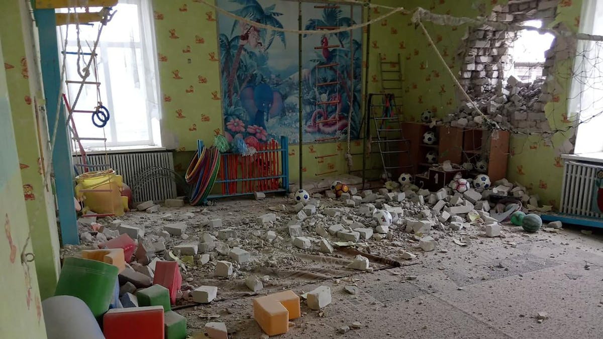 Das Foto, welches die ukrainische Kommandozentrale veröffentlicht hat, zeigt einen zerstörten Kindergarten in dem Dorf Stanyzja Luhanska. Angeblich wurde er durch einen Artillerie-Beschuss von pro-russischen Separatisten getroffen.