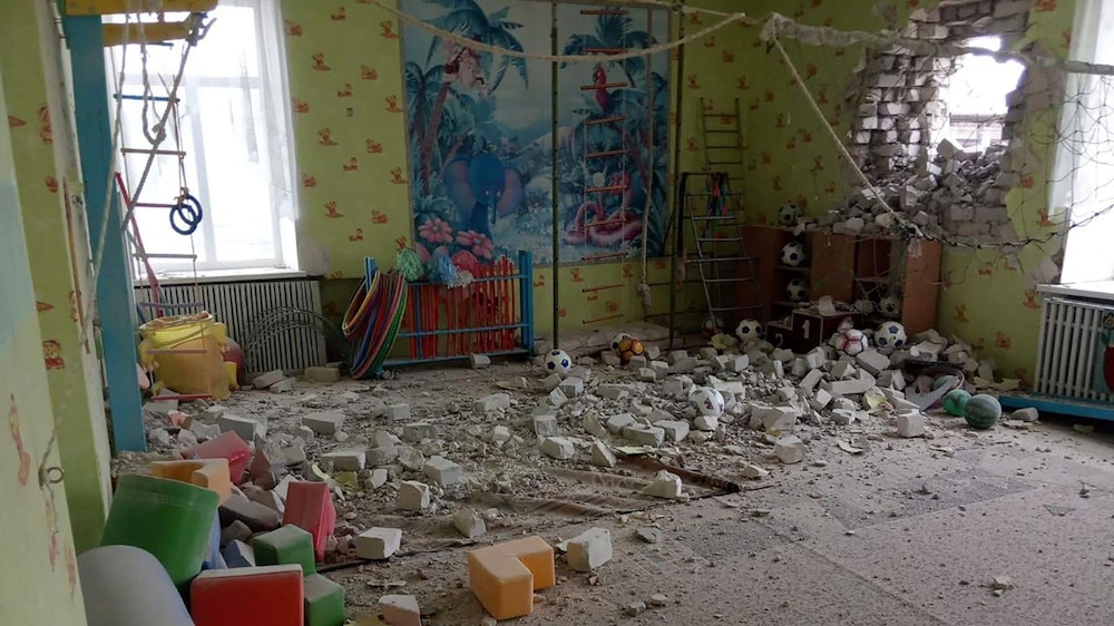 Das Foto, welches die ukrainische Kommandozentrale veröffentlicht hat, zeigt einen zerstörten Kindergarten in dem Dorf Stanyzja Luhanska. Angeblich wurde er durch einen Artillerie-Beschuss von pro-russischen Separatisten getroffen.