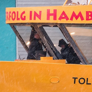 17.02.2022, Hamburg: Die Scheiben der Hafenfähre Tollerort werden repariert. Auf stürmischer Fahrt über die Elbe hat eine große Welle die Frontscheiben der Hamburger Hafenfähre zerschlagen, ein Passagier soll dabei leicht verletzt worden sein. Foto: Daniel Bockwoldt/dpa/Daniel Bockwoldt +++ dpa-Bildfunk +++