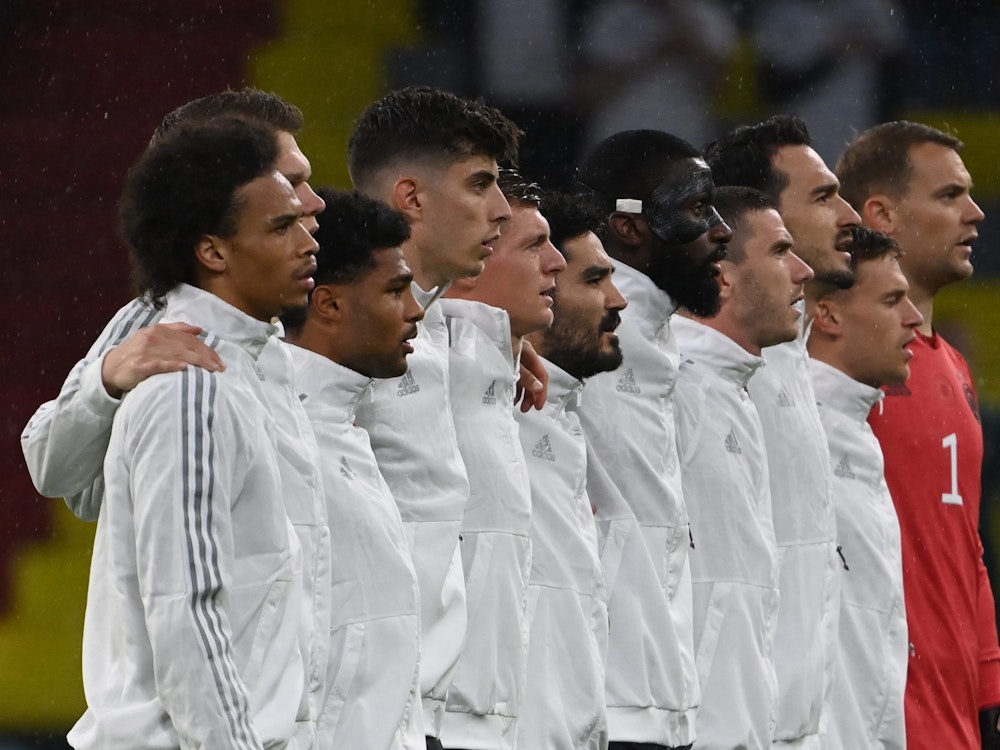 Die deutsche Nationalmannschaft 23. Juni 2021 beim Vorrundenspiel der EM gegen Ungarn in der EM-Arena München. Deutsche Spieler singen die Nationalhymne.