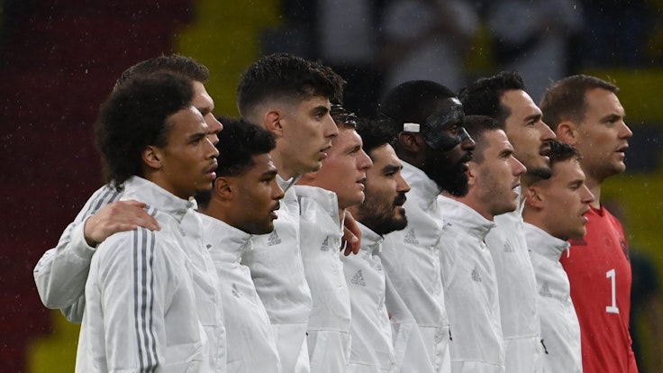 Die deutsche Nationalmannschaft 23. Juni 2021 beim Vorrundenspiel der EM gegen Ungarn in der EM-Arena München. Deutsche Spieler singen die Nationalhymne.
