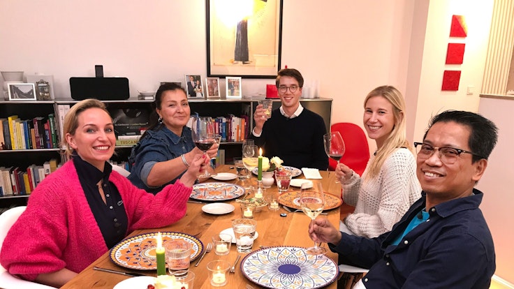Die „Das perfekte Dinner“-Kandidaten beim gemeinsamen Essen bei Constantin aus Köln.