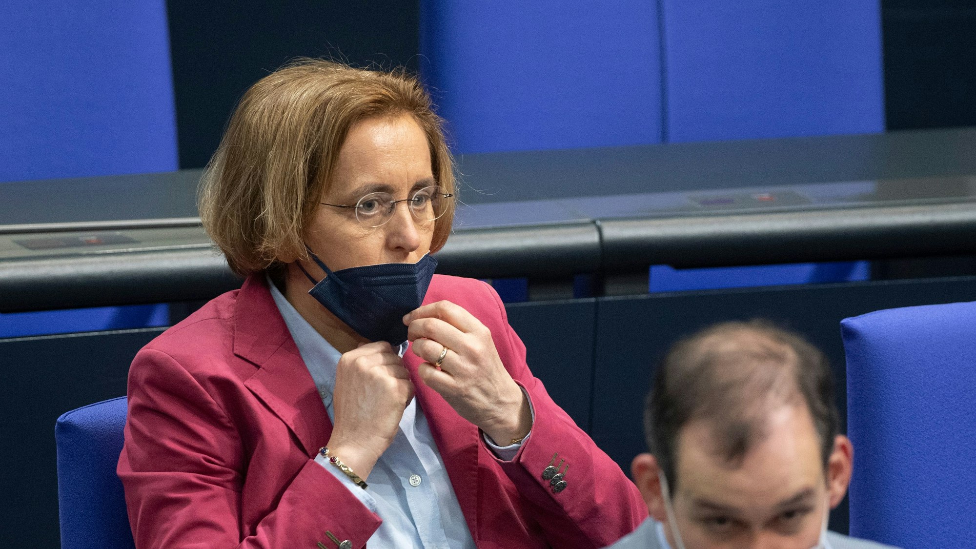 Beatrix von Storch (l), stellvertretende Fraktionsvorsitzende der AfD-Bundestagsfraktion, sitzt während der Sitzung im Bundestag.
