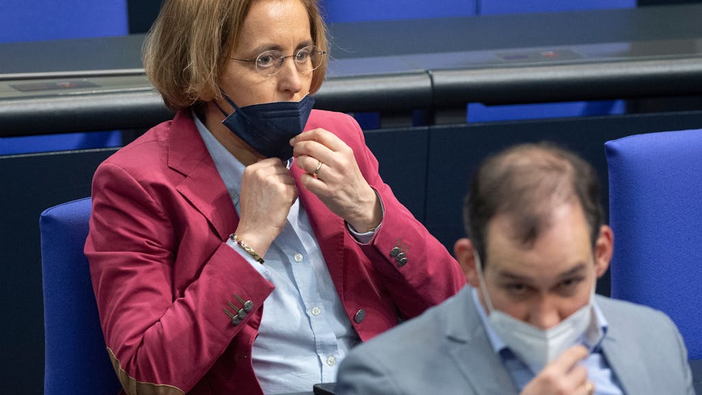 Beatrix von Storch (l), stellvertretende Fraktionsvorsitzende der AfD-Bundestagsfraktion, sitzt während der Sitzung im Bundestag.