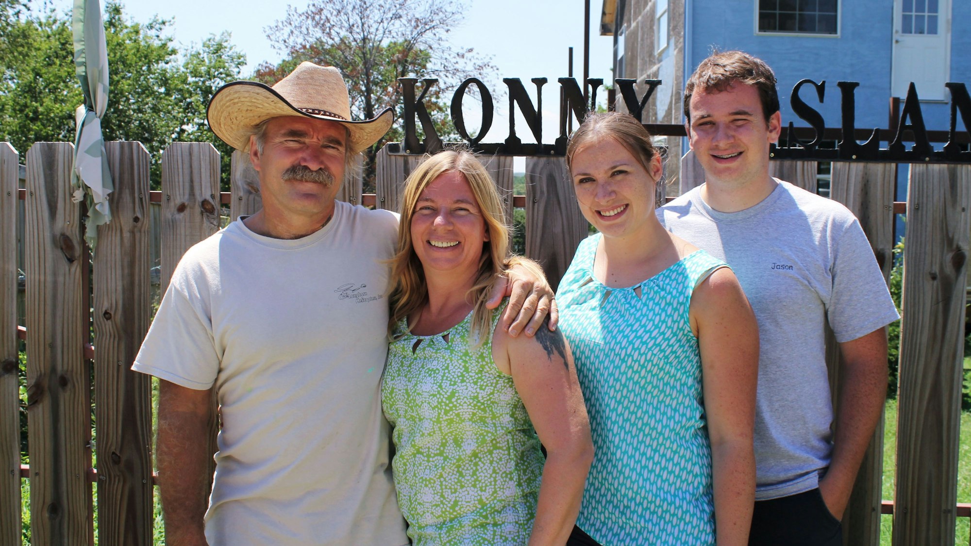 Die Familie Reimann steht nebeneinander: Konny, Manu, Janina und Jason.