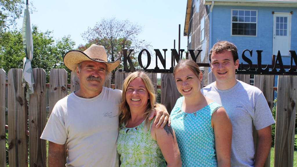 Die Familie Reimann steht nebeneinander: Konny, Manu, Janina und Jason.