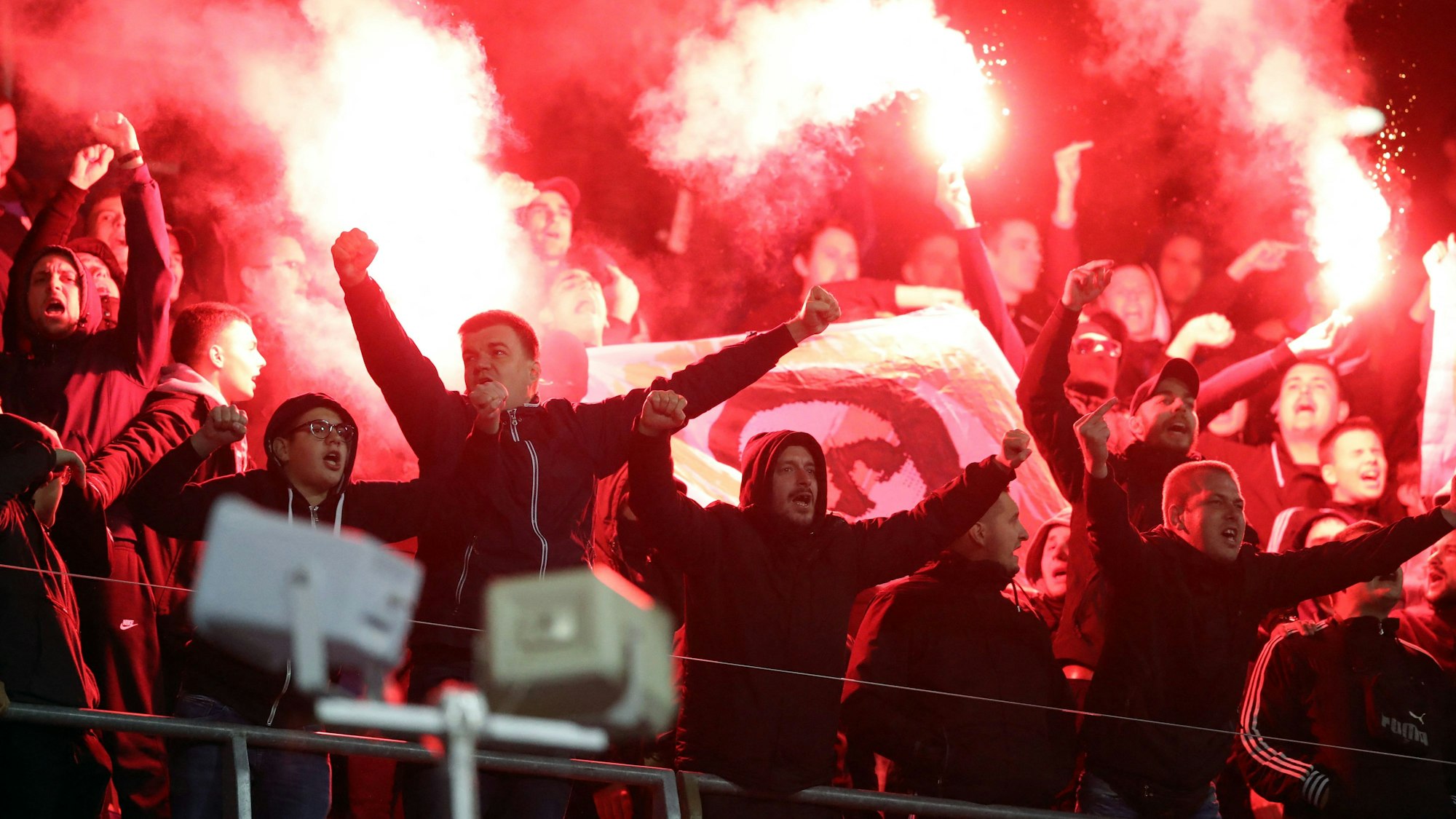 Fans von Dinamo Zagreb zünden Bengalos bei einem Spiel der Europa League.