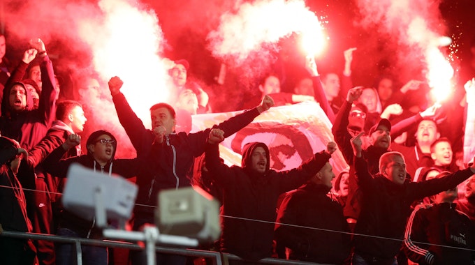 Fans von Dinamo Zagreb zünden Bengalos bei einem Spiel der Europa League.