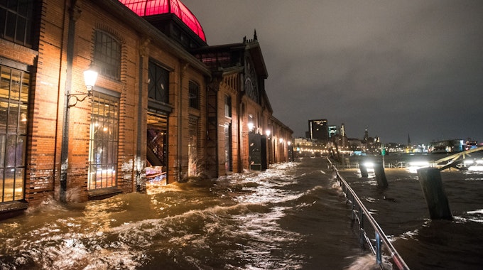 Der Hamburger Fischmarkt ist am frühen Donnerstagmorgen (17. Februar 2022) erneut überflutet worden. „Ylenia“ stürmt besonders heftig im Norden.