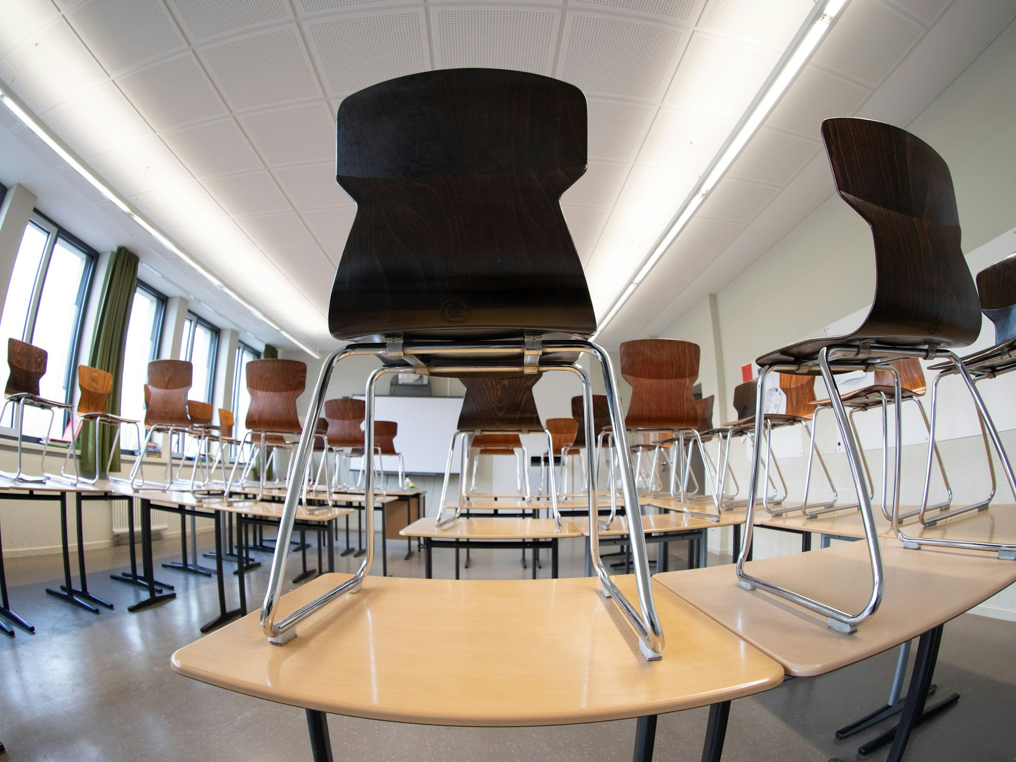 Stühle stehen auf den Tischen in einem Klassenzimmer vom Max-Planck-Gymnasium.