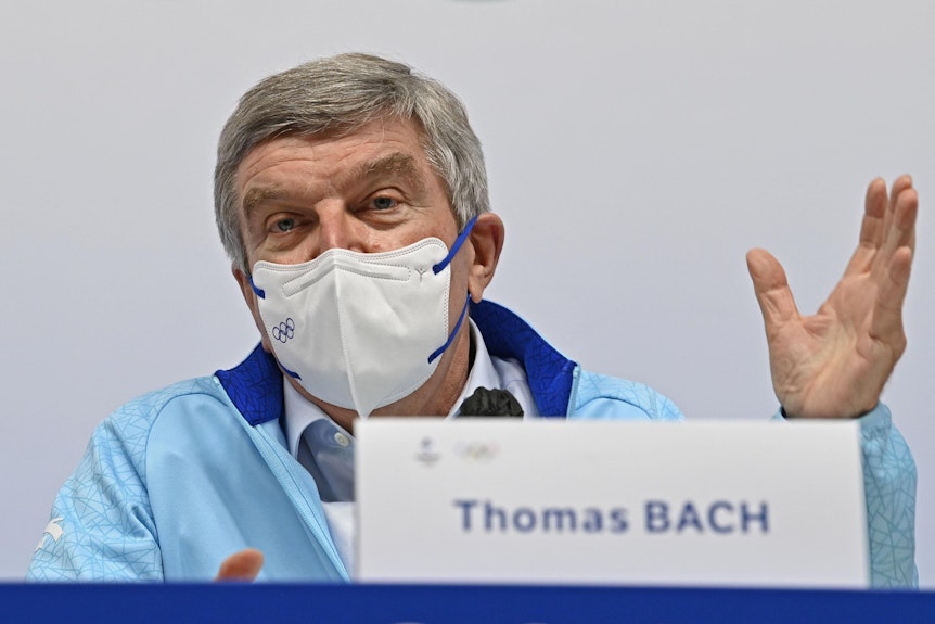 Thomas Bach, Präsident des Internationalen Olympischen Komitees (IOC), spricht bei einer Pressekonferenz im Main Media Centre (MMC) der Olympischen Winterspiele 2022 in Peking.