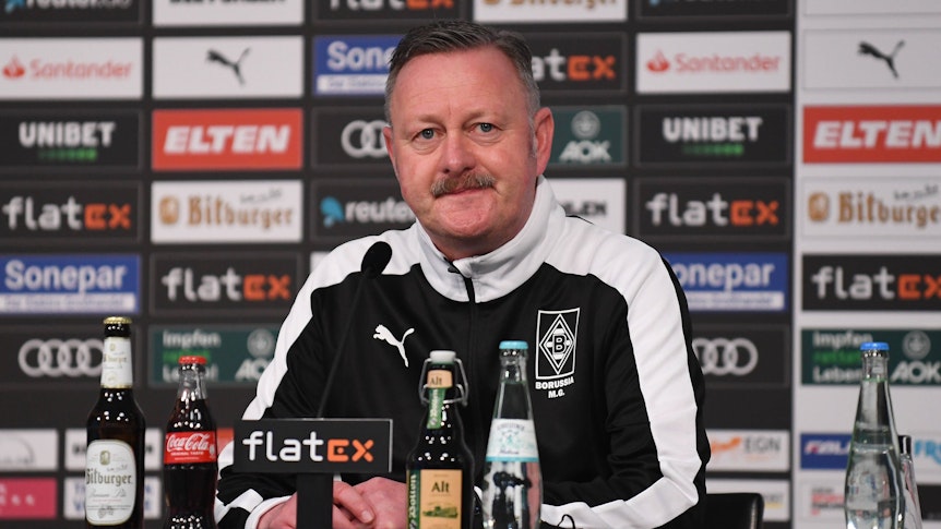 Roland Virkus, Sportdirektor von Borussia Mönchengladbach, während einer Pressekonferenz im Borussia-Park. Virkus blickt sichtlich genervt nach vorne.