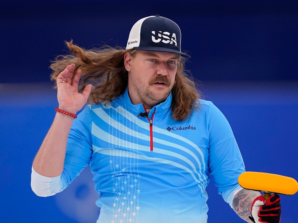 US-Curler Matt Hamilton beim Spiel um die Bronzemedaille am 18. Februar 2022 zwischen Kanada und den USA bei den Olympischen Spielen in Peking.