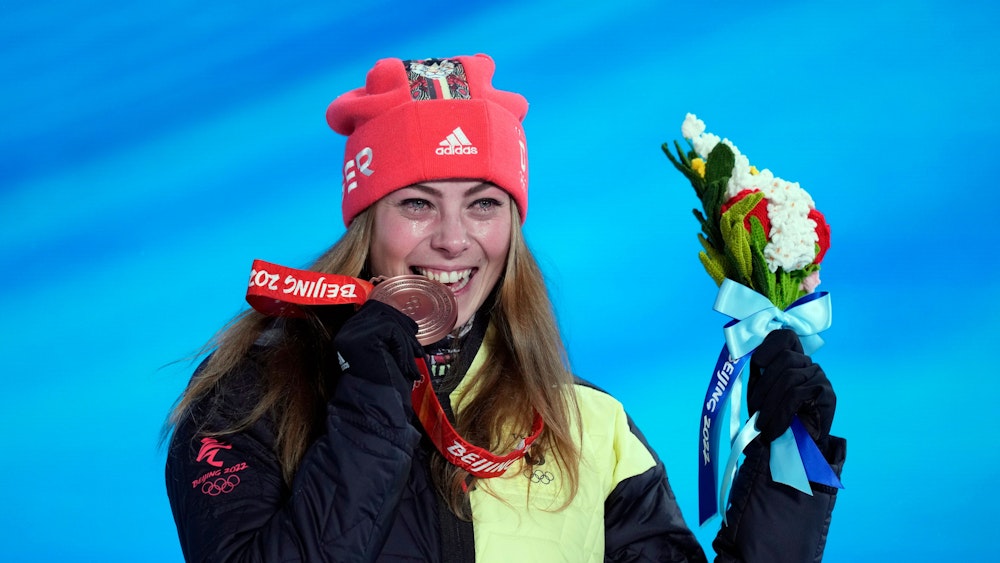 Freestyle-Skierin Daniela Maier bei der Medaillen-Zeremonie.