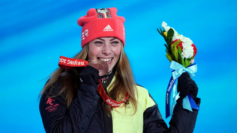 Skicrosserin Daniela Maier bei der Medaillen-Verleihung.