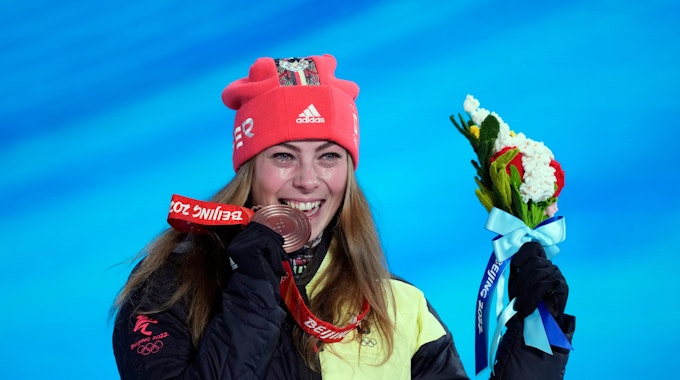 Freestyle-Skierin Daniela Maier bei der Medaillen-Zeremonie.