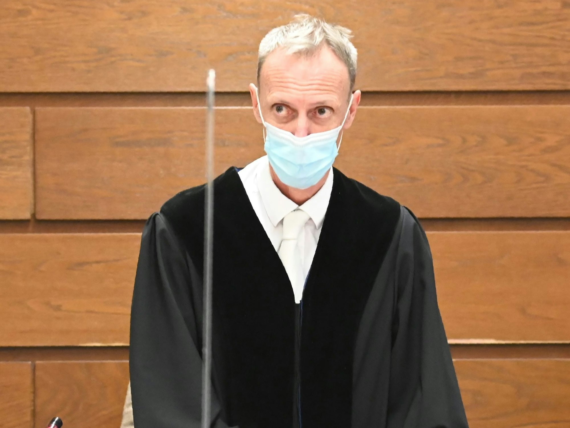 Richter Christoph Kaufmann trägt eine Schutzmaske.