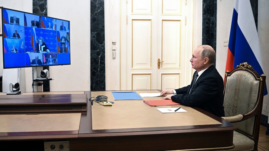Wladimir Putin leitet eine Sitzung des Sicherheitsrates per Videokonferenz in der Novo-Ogaryovo-Residenz. Mitten in der Ukraine-Krise hat die Atommacht Russland ein Manöver mit Einsatz ballistischer Raketen angekündigt.