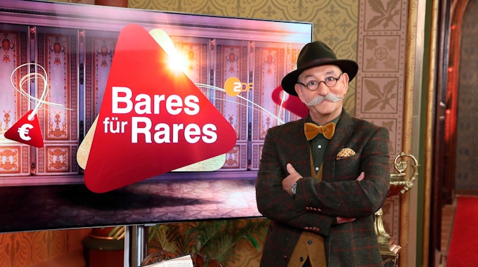 Moderator Horst Lichter steht neben dem Logo der Sendung «Bares für Rares» (undatierte Aufnahme). Ein Flohmarkt-Fund begeisterte zuletzt die "Bares für Rares"-Händler.
