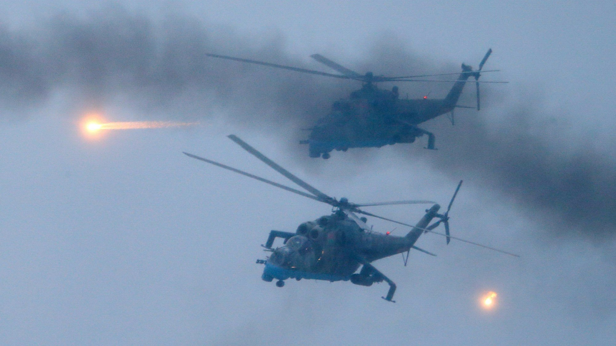 Militärhubschrauber fliegen am 17. Februar über den Truppenübungsplatz Osipovichi während der gemeinsamen Militärübung „Union Courage-2022“ von Russland und Belarus.