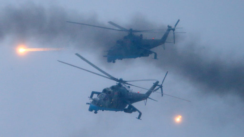 Militärhubschrauber fliegen am 17. Februar über den Truppenübungsplatz Osipovichi während der gemeinsamen Militärübung „Union Courage-2022“ von Russland und Belarus.
