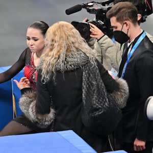 Kamila Walijewa vom Russischen Olympischen Komitee reagiert neben ihren Trainern Eteri Tutberidse und Daniil Gleichengauz nach dem Auftritt.