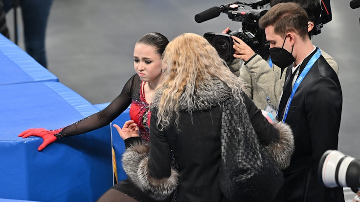 Kamila Walijewa vom Russischen Olympischen Komitee reagiert neben ihren Trainern Eteri Tutberidse und Daniil Gleichengauz nach dem Auftritt.