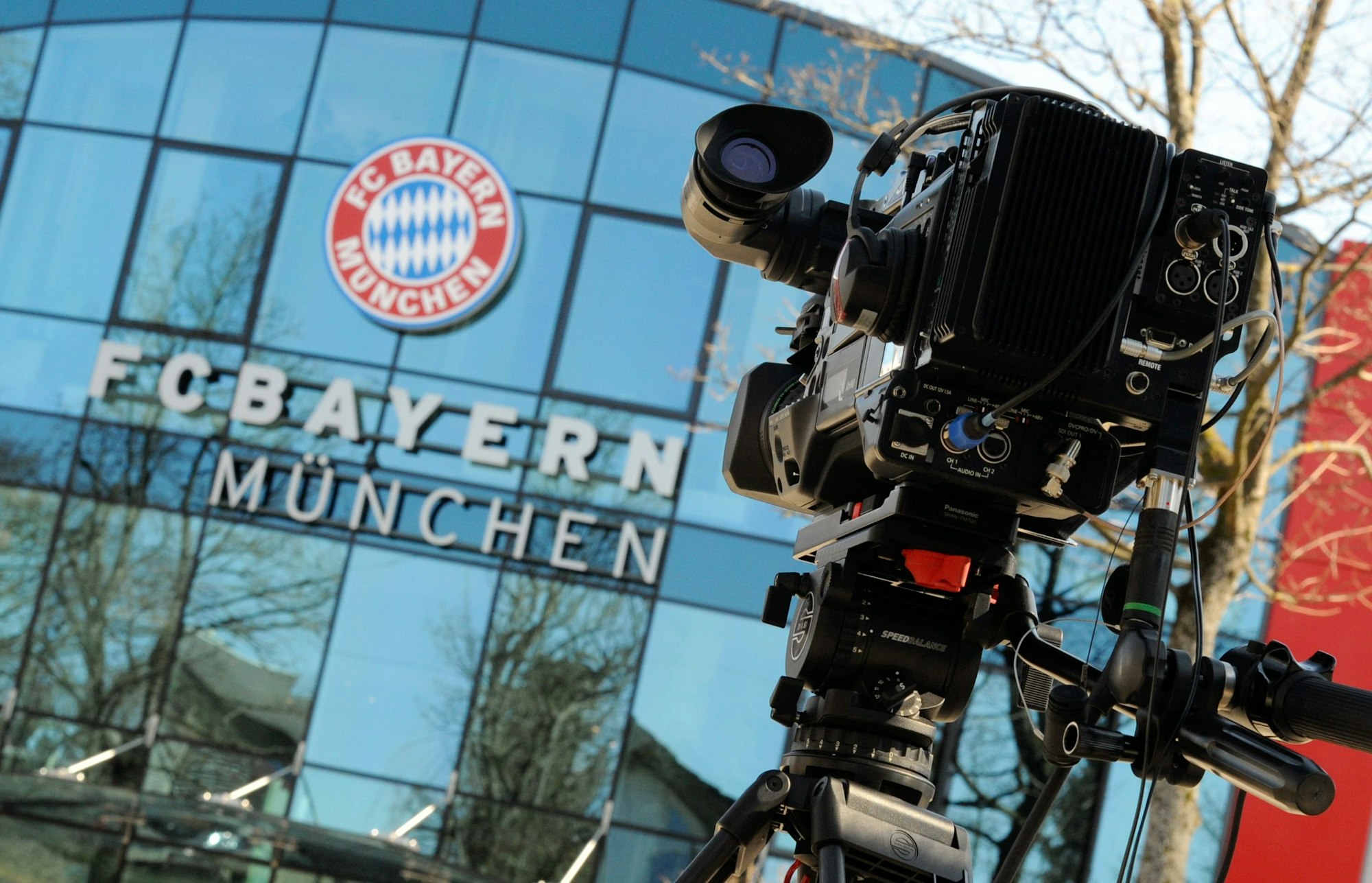 Eine Fernsehkamera steht am 7. März 2011 vor der Geschäftsstelle des FC Bayern München.