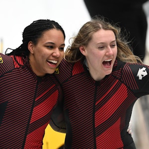 Laura Nolte (r) und Deborah Levi aus Deutschland jubeln nach dem Olympiasieg.