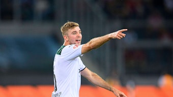 Christoph Kramer, Mittelfeldspieler von Fußball-Bundesligist Borussia Mönchengladbach. Auf diesem Foto ist der 31-Jährige am 13. August 2021 zu sehen. Kramer macht eine Geste und zeigt etwas an.