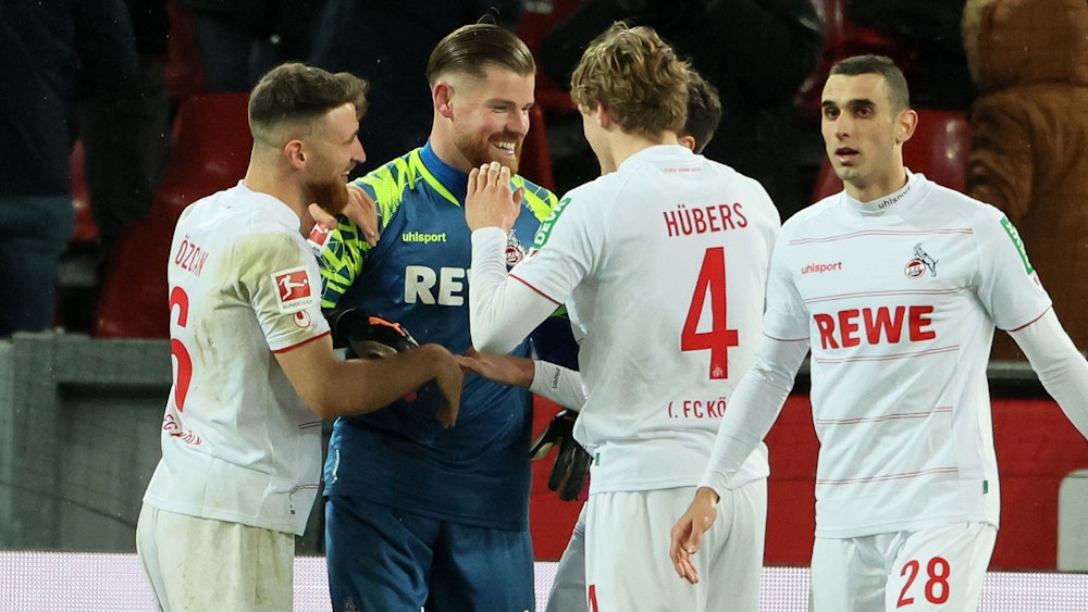 Timo Horn feiert den Sieg des 1. FC Köln gegen Eintracht Frankfurt.