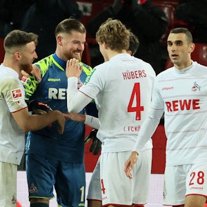 Timo Horn feiert den Sieg des 1. FC Köln gegen Eintracht Frankfurt.