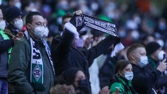 Fans von Borussia Mönchengladbach am 12. Februar 2022 im Borussia-Park. Die Anhänger tragen wegen der Corona-Pandemie Schutz-Masken.