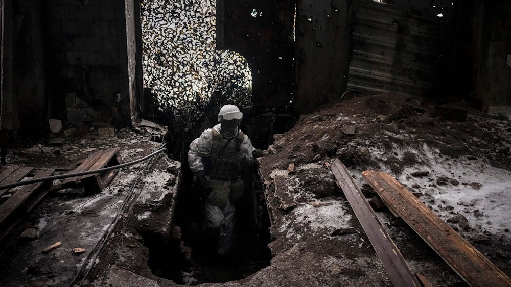 ARCHIV - 04.02.2022, Ukraine, Awdijiwka: Ivan Skuratovskyi, Soldat der Ukraine, patrouilliert durch die Ruinen eines Industriegebiets entlang der Frontline außerhalb von Awdijiwka in der Region Donezk.