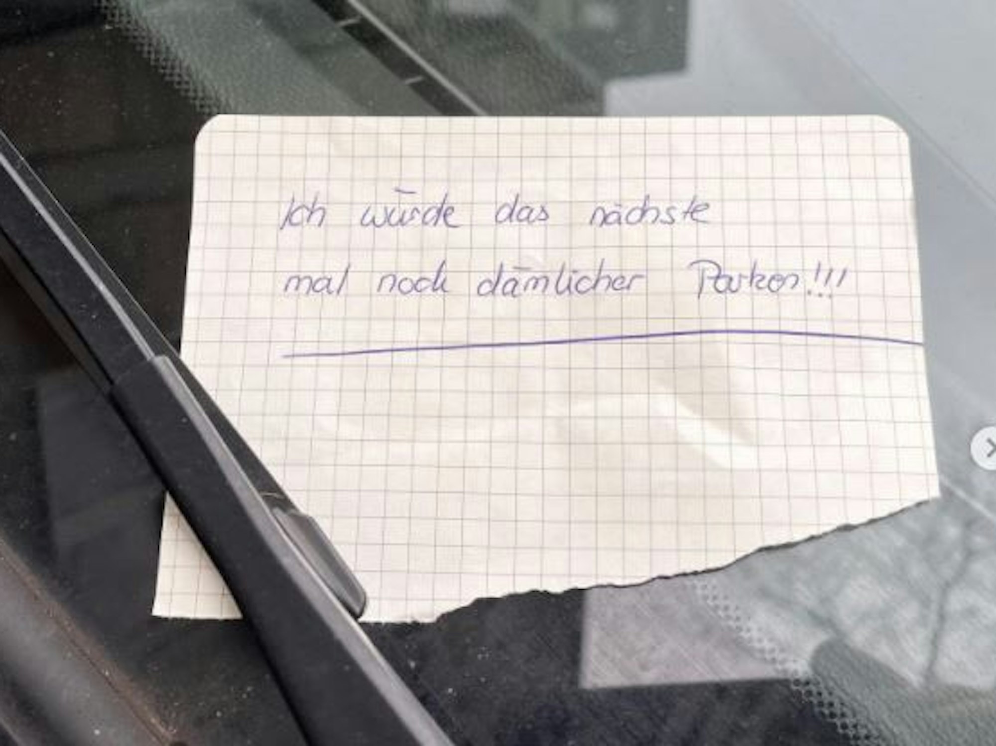 Diesen Zettel bekam ein BMW-Fahrer in Düsseldorf.