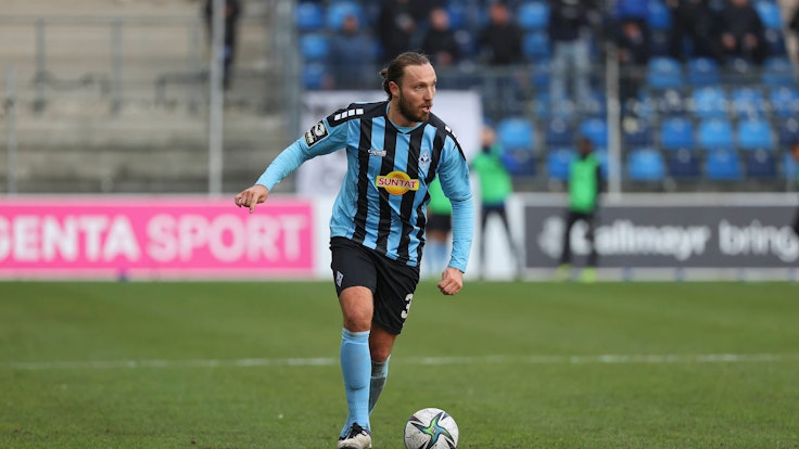 Marco Höger führt im Spiel von Waldhof Mannheim gegen Viktoria Berlin in der 3. Liga den Ball.