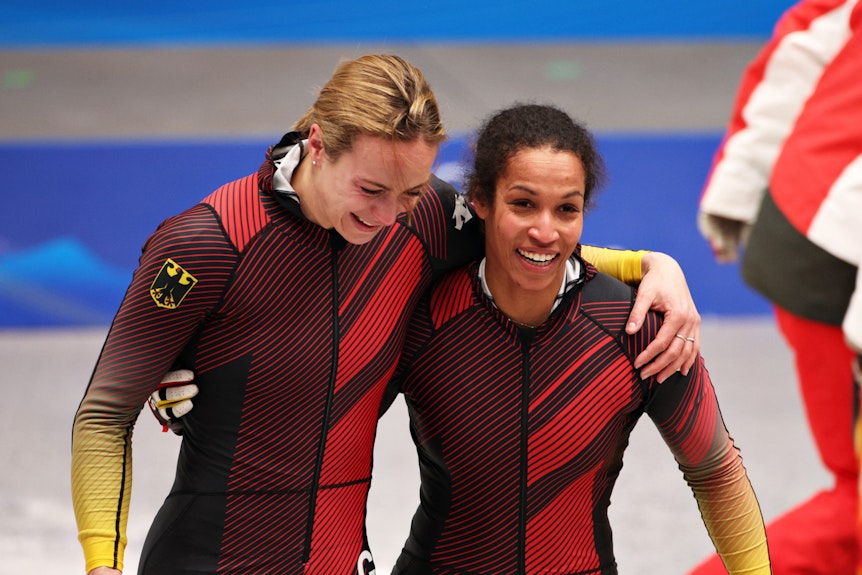 Mariama Jamanka und Alexandra Burghardt feiern den zweiten Platz bei den Olympischen Spiele.