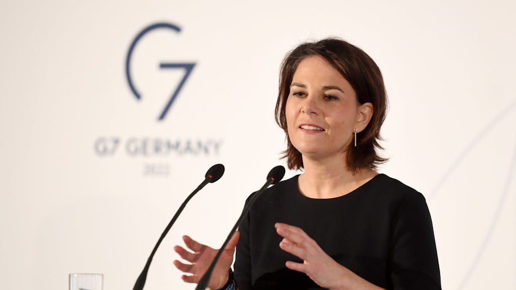 Annalena Baerbock (Bündnis 90/Die Grünen), Bundesaußenministerin, gibt bei der 58. Münchner Sicherheitskonferenz eine Pressekonferenz.