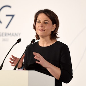 Annalena Baerbock (Bündnis 90/Die Grünen), Bundesaußenministerin, gibt bei der 58. Münchner Sicherheitskonferenz eine Pressekonferenz.