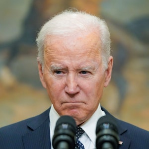 Präsident Joe Biden hört den Fragen der Reporter zu, während er im Roosevelt Room des Weißen Hauses über die Ukraine spricht.