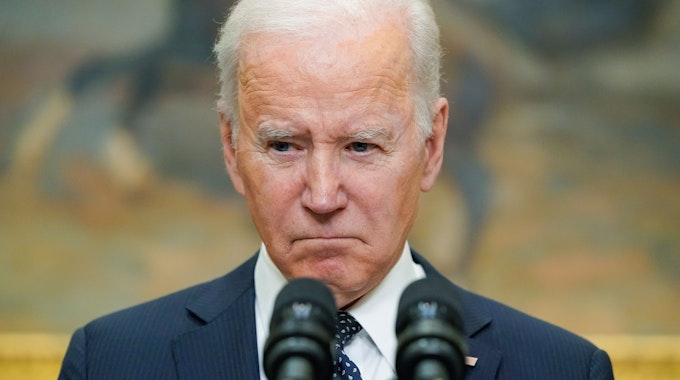Präsident Joe Biden hört den Fragen der Reporter zu, während er im Roosevelt Room des Weißen Hauses über die Ukraine spricht.
