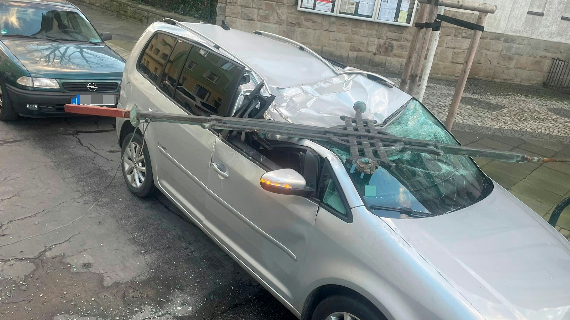 Ein Metallkreuz ist auf ein Auto gefallen.