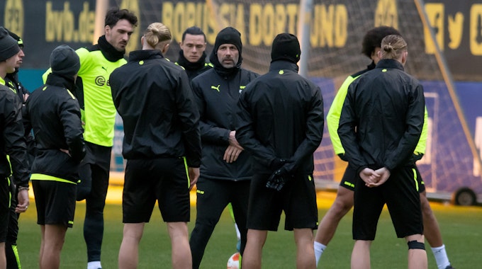 Dortmunds Trainer Marco Rose spricht beim Abschlusstraining mit seinen Spielern. Der BVB trifft am Donnerstag auf Glasgow Rangers aus Schottland.