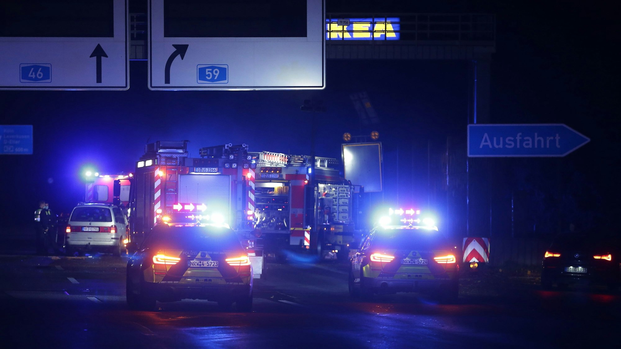 Auf der A46 bei Düsseldorf stehen mehrere Einsatzfahrzeuge von Polizei und Feuerwehr mit Blaulicht.