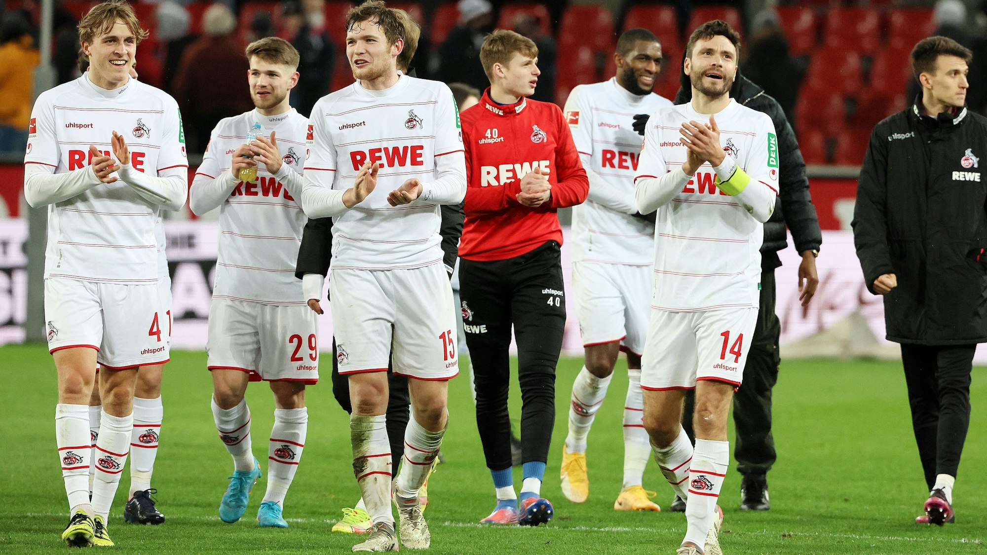 Die Spieler des 1. FC Köln bedanken sich nach dem Sieg gegen Eintracht Frankfurt bei ihren Fans.