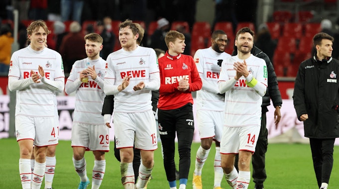 Die Spieler des 1. FC Köln bedanken sich nach dem Sieg gegen Eintracht Frankfurt bei ihren Fans.