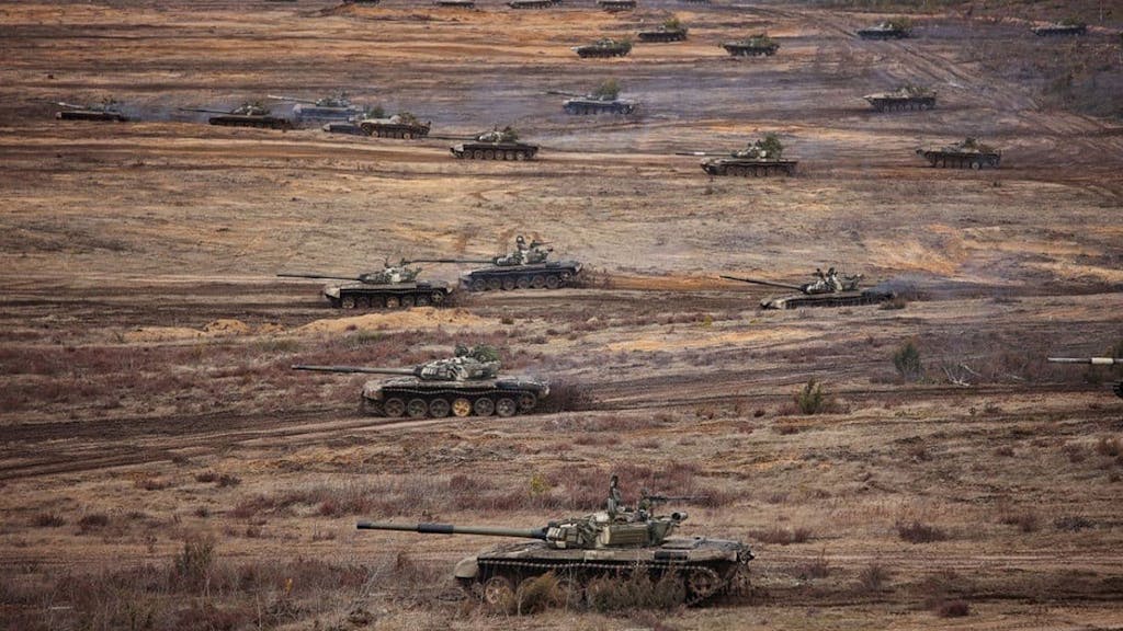 Dieses vom belarussischen Verteidigungsministerium am 20. Februar veröffentlichte Foto zeigt Panzer während gemeinsamer Übungen mit Russland. Die Streitkräfte werden vorerst länger als geplant in Belarus bleiben.