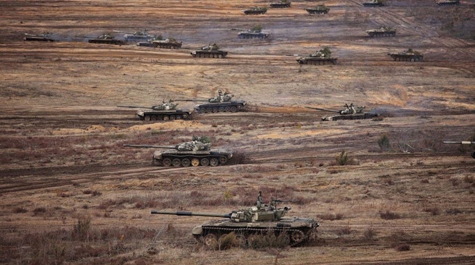Dieses vom belarussischen Verteidigungsministerium am 20. Februar veröffentlichte Foto zeigt Panzer während gemeinsamer Übungen mit Russland. Die Streitkräfte werden vorerst länger als geplant in Belarus bleiben.