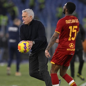 José Mourinho schnappt sich den Ball im Spiel für den AS Rom.